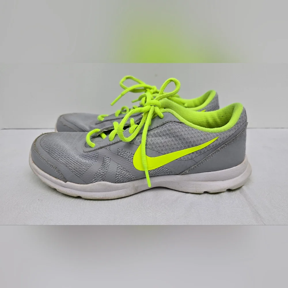 Nike Women’s Core Motion TR 2 Mesh Training Shoe 749180-003 Size 7.5 Gray Neon